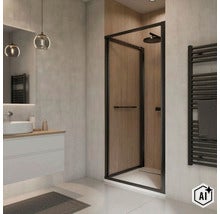 Modernes Badezimmer mit begehbarer Dusche mit schwarzem Rahmen, Holzoptik Paneelen und Wandheizkörper in einem hellen und organisierten Raum. (Image AI modified or generated)