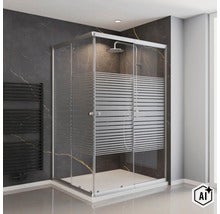 Moderne Eckdusche mit Schiebetüren aus Klarglas mit horizontalem Streifendekor in einem Badezimmer mit dunkler Marmorwand. (Image AI modified or generated)