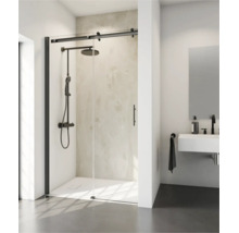 Moderne Duschkabine mit Schiebetür und schwarzem Beschlag, installiert in einem hellen Badezimmer mit Regendusche und wandhängendem Waschbecken.
