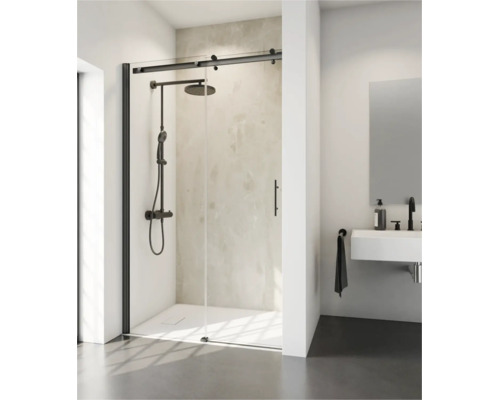 Moderne Duschkabine mit Schiebetür und schwarzem Beschlag, installiert in einem hellen Badezimmer mit Regendusche und wandhängendem Waschbecken.