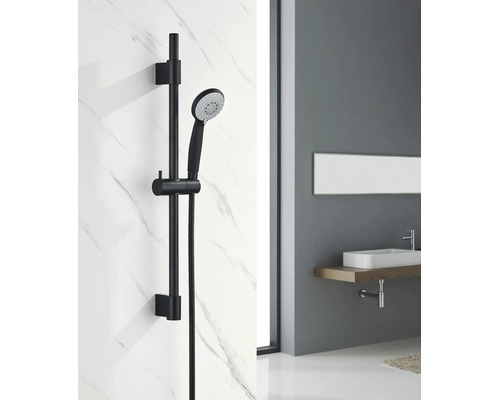 Duschset mit Handbrause und Brausestange an einer Wand mit Marmoroptik in einem modernen Badezimmer.