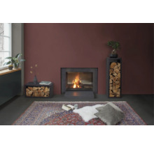 Moderner Kamin mit Holzregalen in einem Wohnzimmer mit einem großen Teppich und Sitzkissen vor einem Feuer.