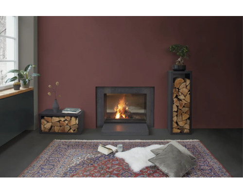 Moderner Kamin mit Holzregalen in einem Wohnzimmer mit einem großen Teppich und Sitzkissen vor einem Feuer.