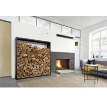 Modernes Wohnzimmer mit Kamin und integriertem Holzregal, gefüllt mit gestapeltem Kaminholz vor einer Wand mit Natursteinverblendern.