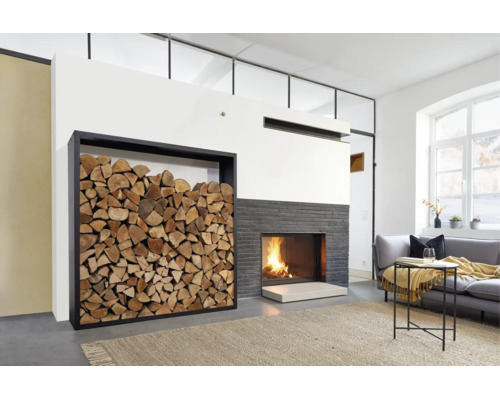 Modernes Wohnzimmer mit Kamin und integriertem Holzregal, gefüllt mit gestapeltem Kaminholz vor einer Wand mit Natursteinverblendern.