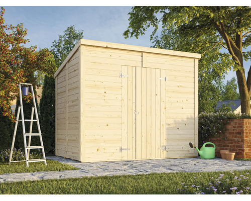 Gartenhaus aus Holz mit Pultdach und Doppeltür im Garten aufgestellt mit Leiter und Gießkanne im Vordergrund.
