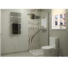 Modernes Badezimmer mit ebenerdiger Dusche, Duschwand mit Zen-Motiv, Stand-WC und Handtuchheizkörper, zeitgenössisches Design.