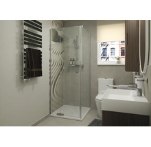 Modernes Badezimmer mit Eckduschkabine, Waschtisch, Toilette, Handtuchheizkörper und Fliesen mit Wellenmuster.