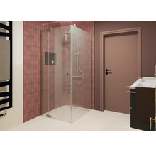 Moderne Eckdusche mit Glaselementen und Beschlägen in Goldoptik in einem gefliesten Badezimmer mit Waschtisch und Tür.