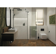 Modernes Badezimmer mit begehbarer Dusche, Waschbecken, Wand-WC und Handtuchheizkörper, kombiniert mit Holzoptik und Blattmuster-Tapete.