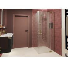 Moderne Eckdusche mit Echtglas und Beschlägen in einem Badezimmer mit quadratischen Fliesen und Waschtisch mit goldenen Armaturen.