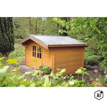 Holzgartenhaus mit Satteldach und Wellblechbedeckung in einem Garten mit Bäumen und Sträuchern. (Image AI modified or generated)