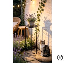Garten-Szenario mit einem metallenen Pflanzenständer, der eine Lavendelpflanze trägt, vor einer Natursteinmauer mit einer Katze auf einem Sitzkissen. (Image AI modified or generated)