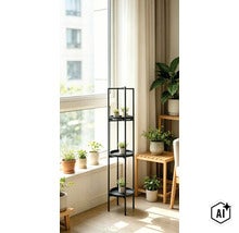 Ein schmaler Blumenständer aus Metall mit drei runden Ebenen, platziert in einem hellen Wohnraum vor einem Fenster mit weiteren Zimmerpflanzen. (Image AI modified or generated)