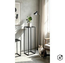 Ein hoher quadratischer Blumenständer aus Metall im modernen Design mit einer Topfpflanze neben einer Stehlampe und einem Sessel. (Image AI modified or generated)