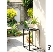Quadratischer Metall Blumenständer auf einer Terrasse mit einem Pflanzgefäß mit Lavendel und Farn im Garten. (Image AI modified or generated)