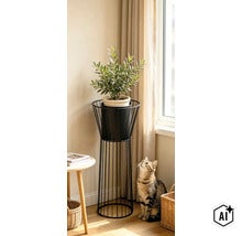 Ein Olivenbaum in einem Übertopf auf einem schwarzen, drahtförmigen Pflanzenständer steht neben einer Katze in einem hellen Wohnraum. (Image AI modified or generated)