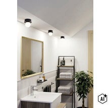Modernes Badezimmer mit Waschtisch, Spiegel, Deckenleuchten und Regal. Helle Einrichtung mit Metallregal, Handtüchern und Pflanzen im Innenbereich. (Image AI modified or generated)