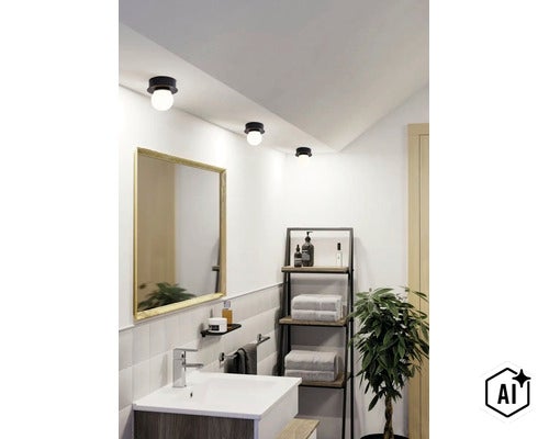Modernes Badezimmer mit Waschtisch, Spiegel, Deckenleuchten und Regal. Helle Einrichtung mit Metallregal, Handtüchern und Pflanzen im Innenbereich. (Image AI modified or generated)