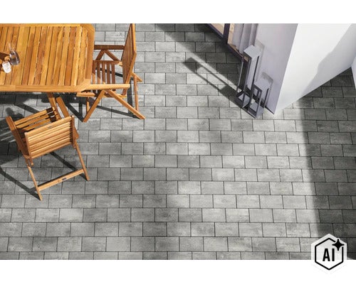 Eine Terrasse mit rechteckigen Pflastersteinen in Betonoptik, dazu ein Holztisch und Holzstühle als Gartenmöbel. (Image AI modified or generated)