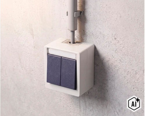 Aufputz Serienschalter für Feuchtraum in einem Gehäuse montiert mit Kabelzuführung an einer Wand. (Image AI modified or generated)