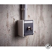 Aufputz Schlüsselschalter für den Außenbereich montiert an einer Betonwand mit Installationsrohr. (Image AI modified or generated)