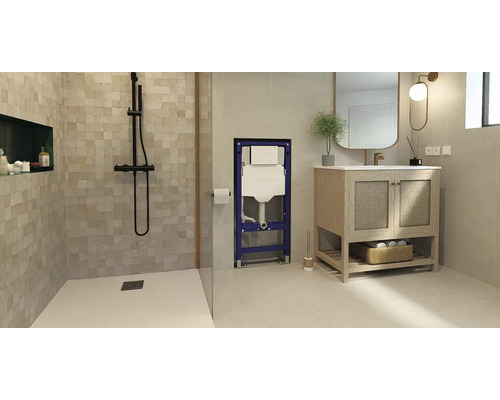 Geberit Vorwandelement in einem modern gestalteten Badezimmer mit bodengleicher Dusche und Waschtisch mit Holzunterschrank.