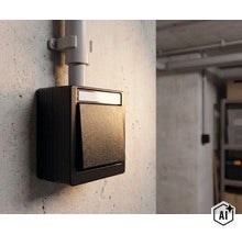 Aufputz Lichtschalter für Feuchträume montiert auf einer Betonwand. (Image AI modified or generated)