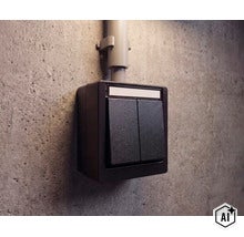 Aufputz Serienschalter für Feuchtraum in robuster Ausführung montiert an einer Betonwand (Image AI modified or generated)