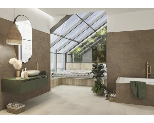 Modernes Badezimmer mit großen braunen Fliesen, hängendem Waschtisch, Badewanne, bodentiefen Fenstern und integriertem Schlafbereich im Dachgeschoss.