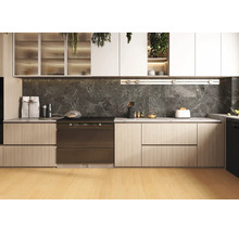 Moderne Küche mit hellen Holzfronten, dunkler Marmorrückwand und integriertem Backofen, großzügig und hell gestaltet.