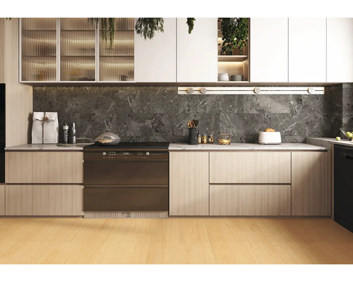 Moderne Küche mit hellen Holzfronten, dunkler Marmorrückwand und integriertem Backofen, großzügig und hell gestaltet.