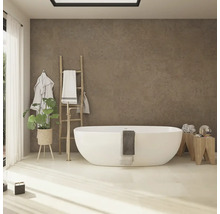 Modernes Badezimmer mit freistehender Badewanne vor einer strukturierten Wand, ergänzt durch eine Holzleiter, Handtücher und eine Zimmerpflanze.