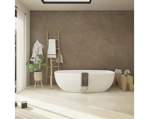 Modernes Badezimmer mit freistehender Badewanne vor einer strukturierten Wand, ergänzt durch eine Holzleiter, Handtücher und eine Zimmerpflanze.