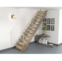 Moderne gerade Wangentreppe aus Holz mit Metallgeländer in einem hellen Wohnbereich mit Bücherregal und Wanddekoration.