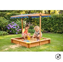 Sandkasten aus Holz mit verstellbarem Sonnendach und zwei sitzenden Kindern beim Spielen im Garten. (Image AI modified or generated)