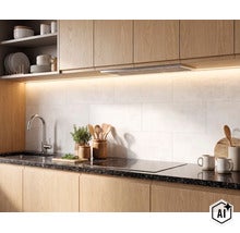 Moderne Küche mit Holzfronten, dunkler Granitarbeitsplatte und weißem Fliesenspiegel, ergänzt durch indirekte LED Beleuchtung. (Image AI modified or generated)