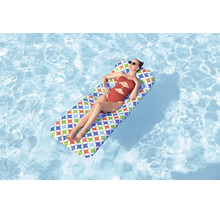 Eine Person entspannt auf einer bunten Luftmatratze mit geometrischem Muster auf der Wasseroberfläche eines Swimmingpools.