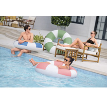 Drei Personen entspannen sich an einem Pool mit verschiedenen gestreiften Schwimmringen aus Kunststoff.