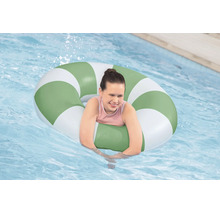 Kind spielt mit einem gestreiften aufblasbaren Schwimmring in einem Pool