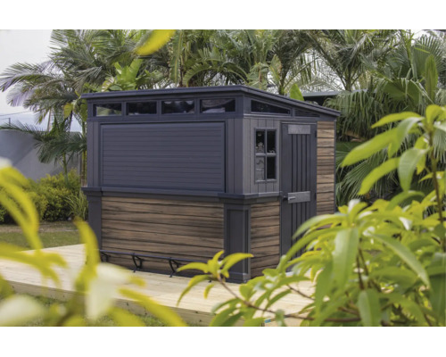 Modernes Gartenhaus mit Bar-Funktion und Holzoptik auf einer Holzterrasse umgeben von Palmen.