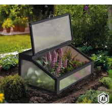 Frühbeet mit aufklappbarem Deckel aus Stegdoppelplatten und einem Rahmen, platziert in einem Gartenbeet mit Pflanzen. (Image AI modified or generated)