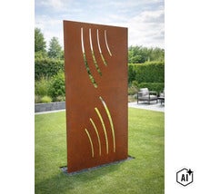 Rechteckiger Sichtschutz aus Metall mit Rostoptik und geschwungenen Ausstanzungen als Gestaltungselement im Garten auf Rasenfläche (Image AI modified or generated)