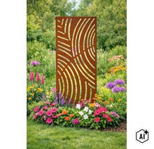 Rechteckiger Sichtschutz aus Metall mit dekorativem Streifenmuster im Garten zwischen Blumenbeeten. (Image AI modified or generated)
