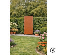 Rechteckiger Sichtschutz aus Cortenstahl steht auf einer Terrasse in einem Garten mit Hecken und blühenden Pflanzen. (Image AI modified or generated)