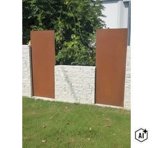 Gartenzaun mit Elementen aus Cortenstahl und weißer Maueroptik als moderner Sichtschutz im Außenbereich. (Image AI modified or generated)