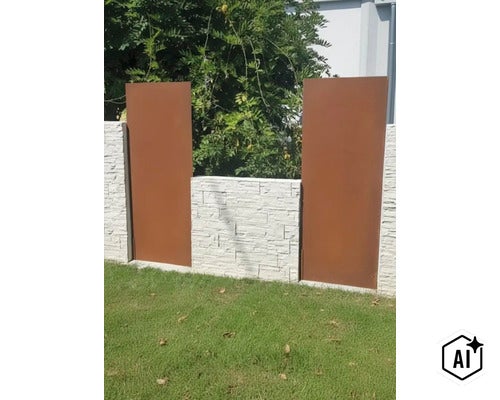 Gartenzaun mit Elementen aus Cortenstahl und weißer Maueroptik als moderner Sichtschutz im Außenbereich. (Image AI modified or generated)