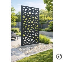 Dekorative Sichtschutzwand aus Metall mit organischem Lochmuster, freistehend auf einem Betonfundament in einem modernen Garten. (Image AI modified or generated)