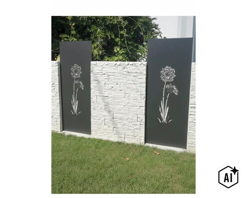 Sichtschutzelement aus Metall mit Blumenmotiv kombiniert mit einer strukturierten Mauer als Gartenbegrenzung. (Image AI modified or generated)