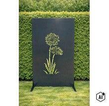 Rechteckiger Sichtschutz aus Metall mit dekorativem Blumenmotiv als Ausstanzung zur Aufstellung im Garten. (Image AI modified or generated)